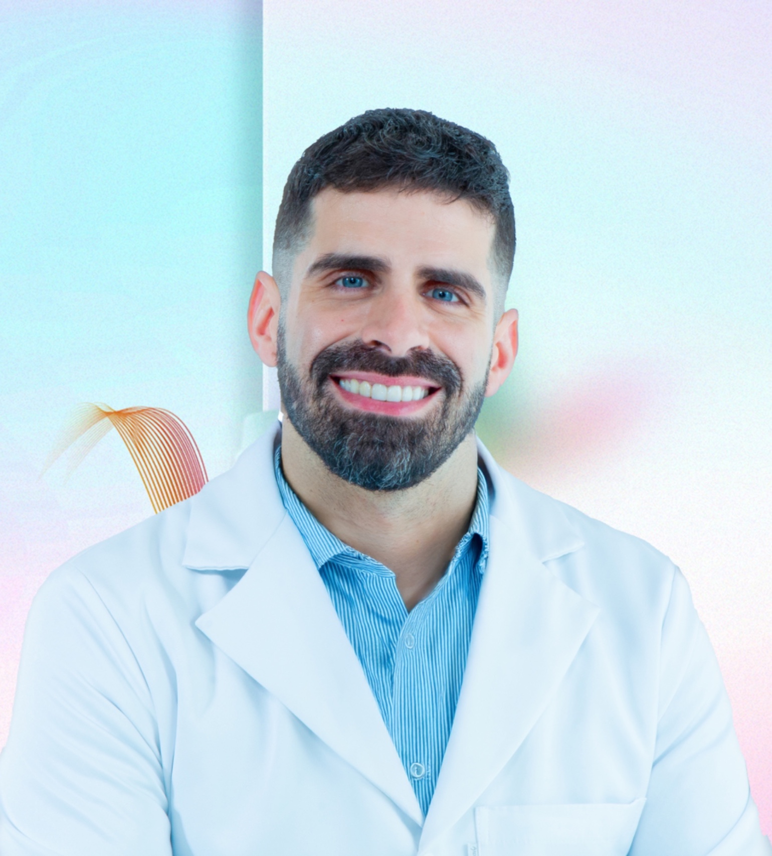 Dr. Vinícius Lacerda Ribeiro sorrindo, de jaleco branco